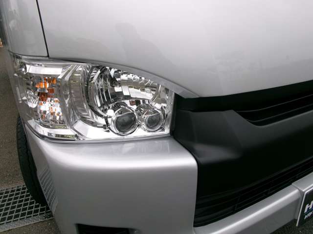 2009 Toyota Hiace – thumbnail 3