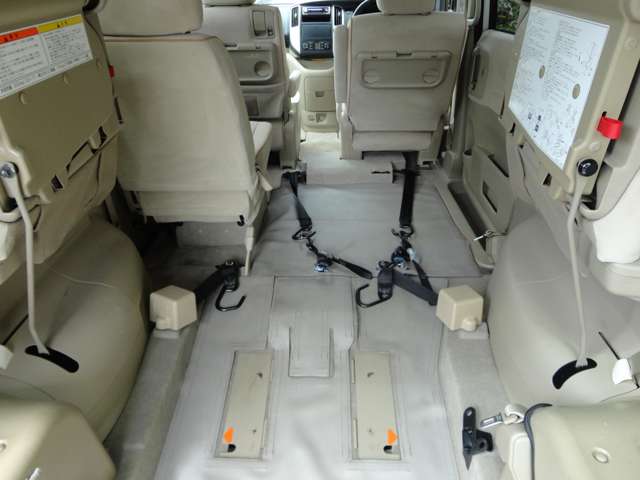 2009 Nissan Serena – thumbnail 2