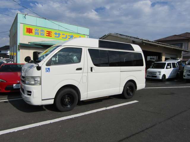 2009 Toyota Hiace – thumbnail 3