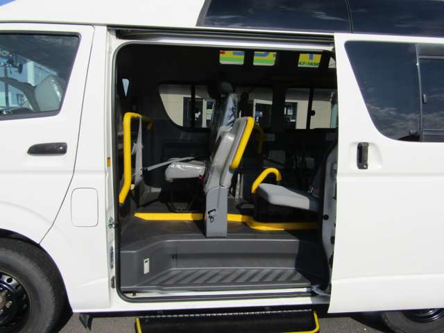 2009 Toyota Hiace – thumbnail 4