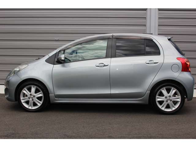 2009 Toyota Vitz – thumbnail 4