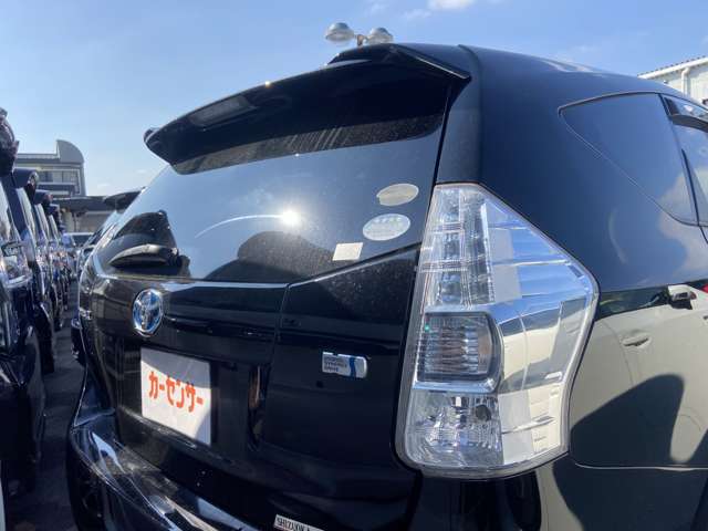 2011 Toyota Prius Alpha – thumbnail 2