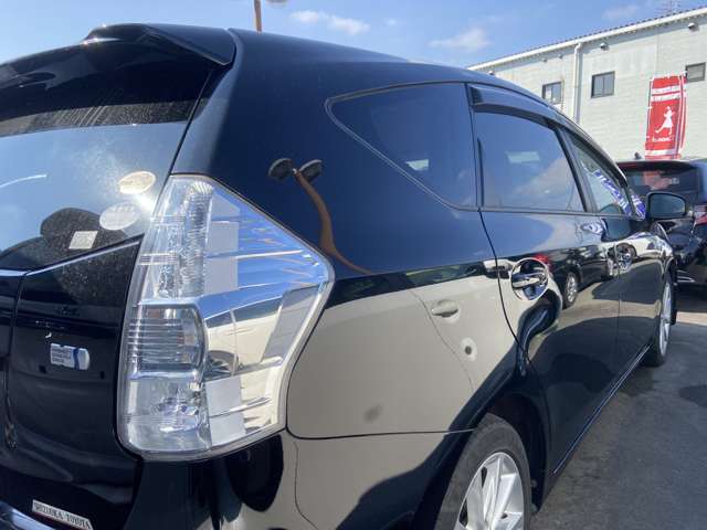 2011 Toyota Prius Alpha – thumbnail 3