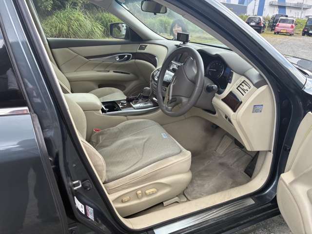 2010 Nissan Fuga – thumbnail 2