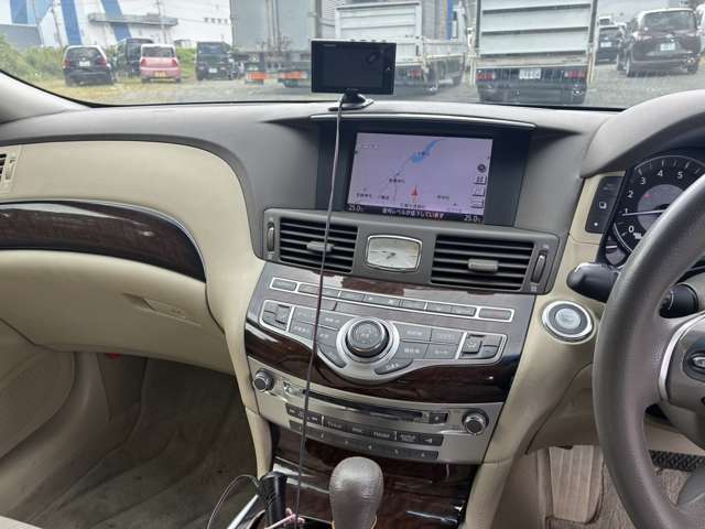 2010 Nissan Fuga – thumbnail 3