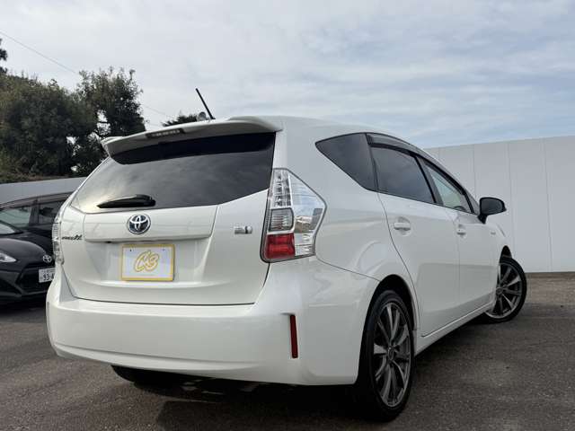 2011 Toyota Prius Alpha – thumbnail 3