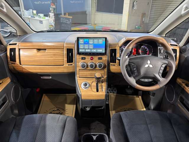 2009 Mitsubishi Delica D:5 – thumbnail 2