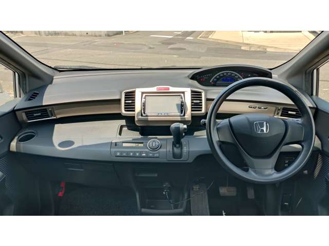 2010 Honda Freed Spike – thumbnail 3