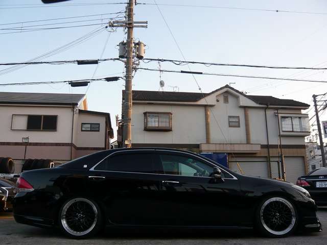 2010 Toyota Crown Athlete – thumbnail 2