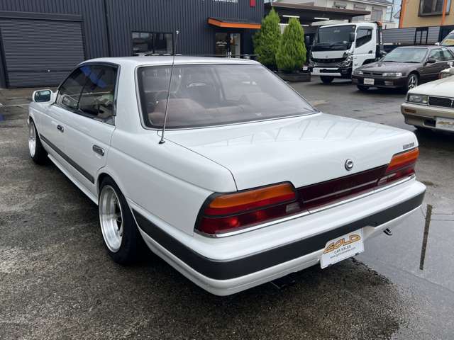 1989 Nissan Laurel – thumbnail 4