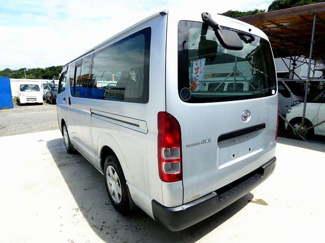 2004 Toyota Hiace – thumbnail 2
