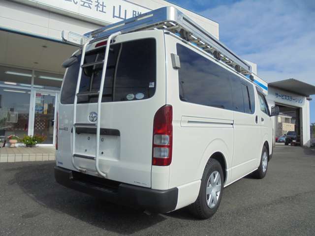 2011 Toyota Regius Ace – thumbnail 3
