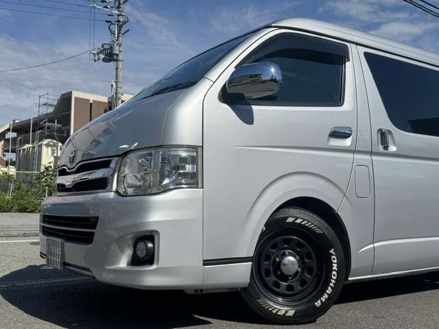 2010 Toyota Hiace – thumbnail 2