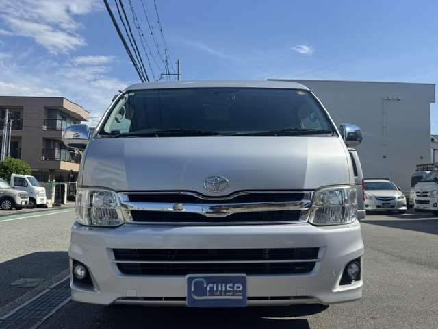 2010 Toyota Hiace – thumbnail 4