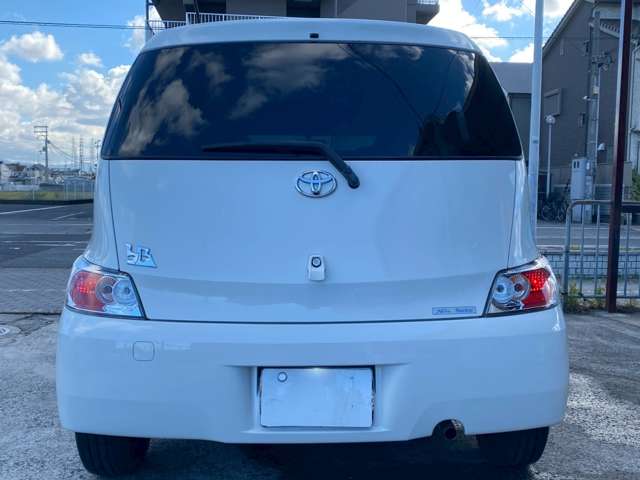 2011 Toyota bB – thumbnail 3