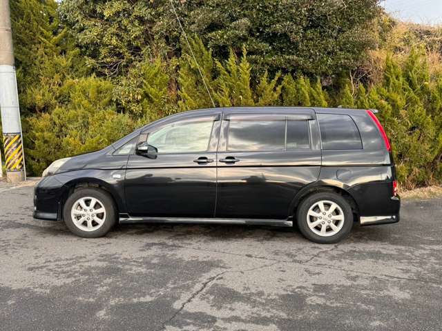 2009 Toyota Isis – thumbnail 3
