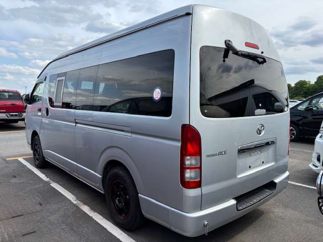 2009 Toyota Hiace – thumbnail 3