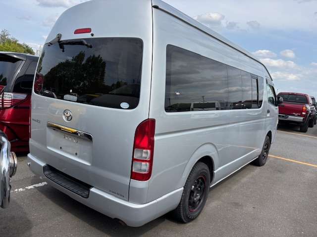 2009 Toyota Hiace – thumbnail 4