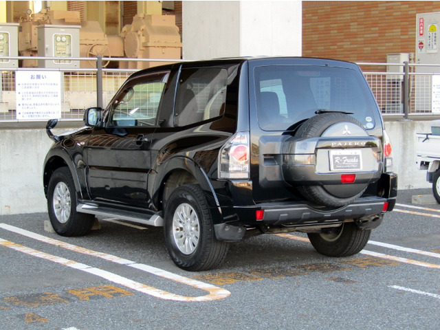 2010 Mitsubishi Pajero – thumbnail 2