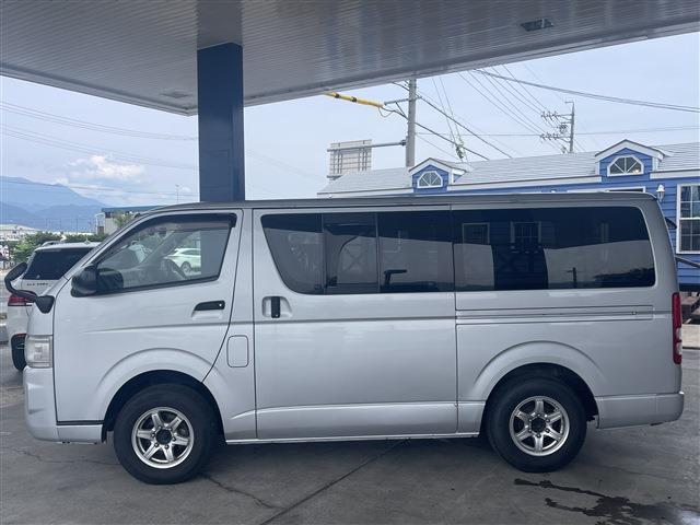 2009 Toyota Hiace – thumbnail 2