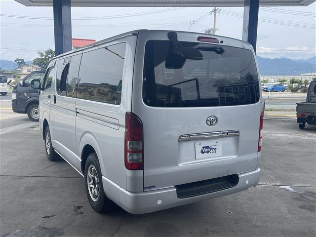 2009 Toyota Hiace – thumbnail 3