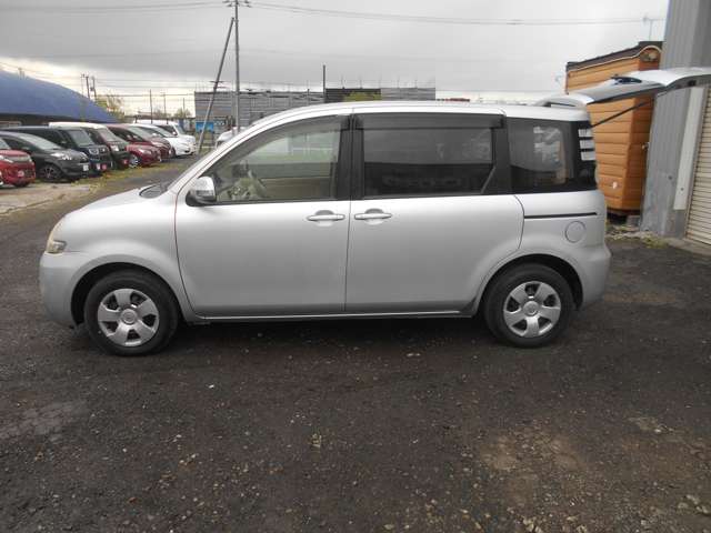 2009 Toyota Sienta – thumbnail 4