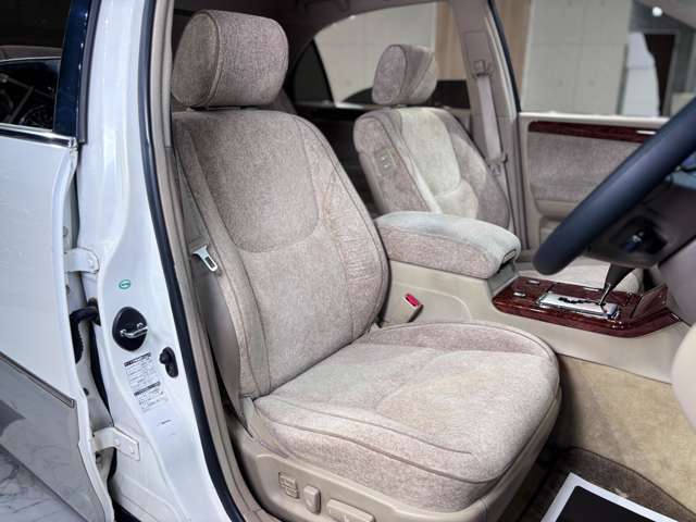 2004 Toyota Crown Majesta – thumbnail 3