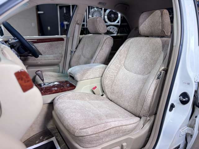 2004 Toyota Crown Majesta – thumbnail 4