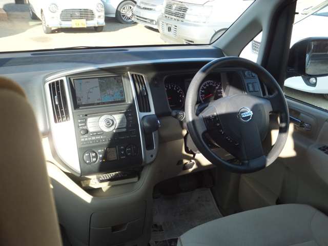 2009 Nissan Serena – thumbnail 2