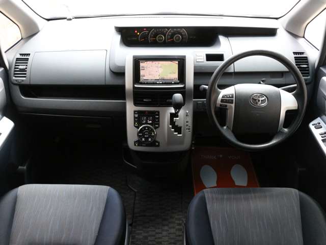 2010 Toyota Noah – thumbnail 4