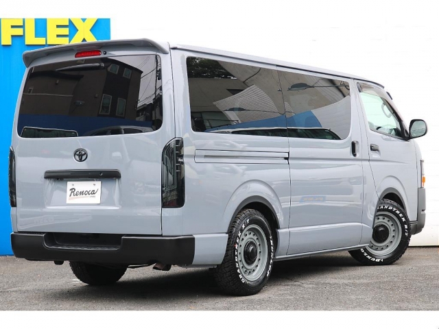 2010 Toyota Hiace – thumbnail 2