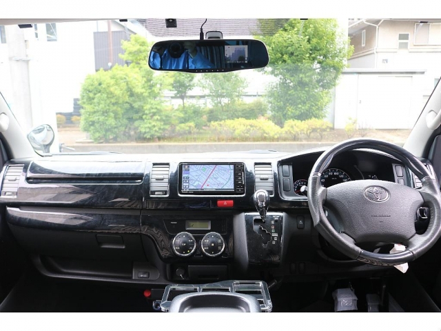 2010 Toyota Hiace – thumbnail 3