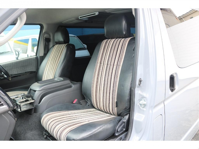 2010 Toyota Hiace – thumbnail 4