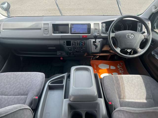 2009 Toyota Hiace – thumbnail 2