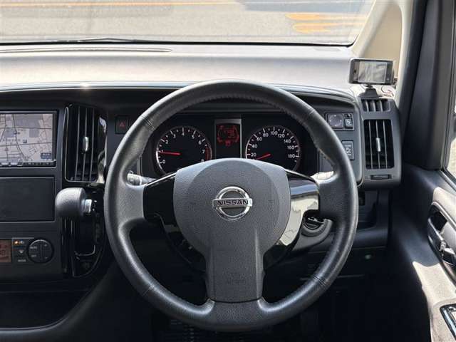 2010 Nissan Serena – thumbnail 3