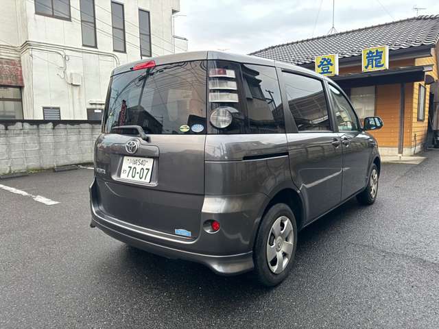 2010 Toyota Sienta – thumbnail 3