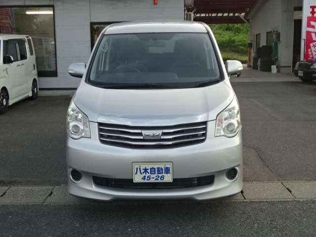2011 Toyota Noah – thumbnail 2
