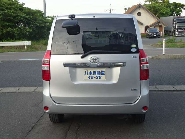 2011 Toyota Noah – thumbnail 3
