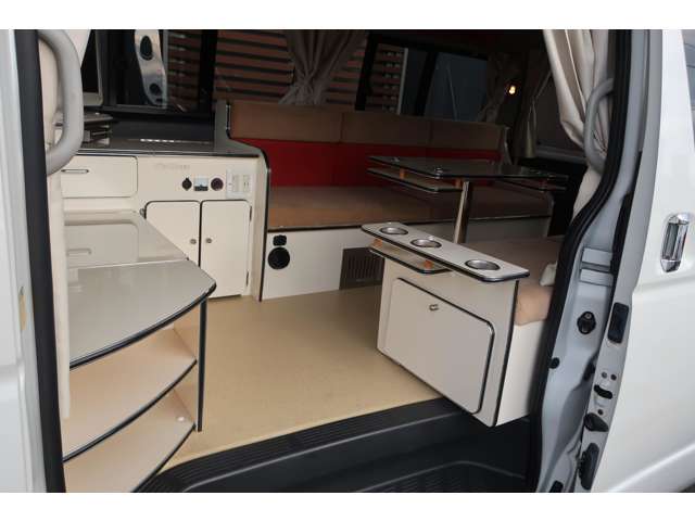 2011 Toyota Hiace – thumbnail 2