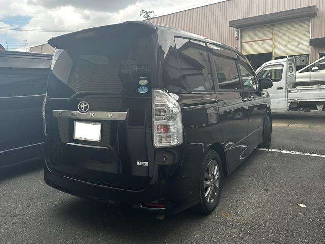 2010 Toyota Voxy – thumbnail 4