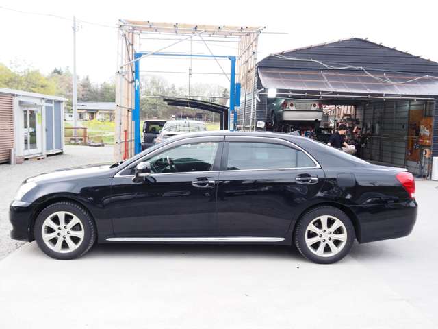 2010 Toyota Crown Majesta – thumbnail 4
