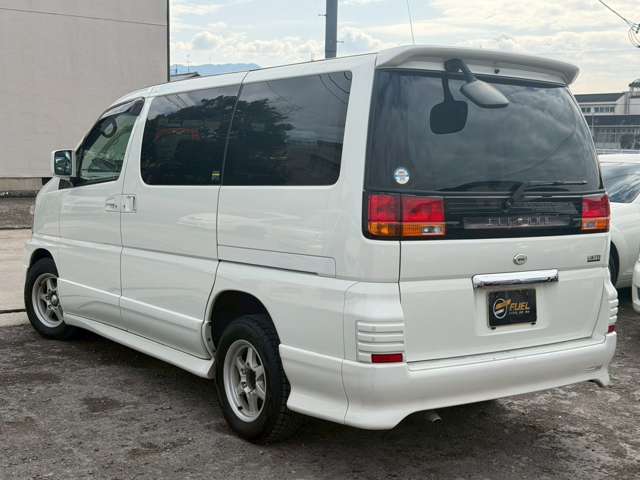 2001 Nissan Elgrand – thumbnail 2