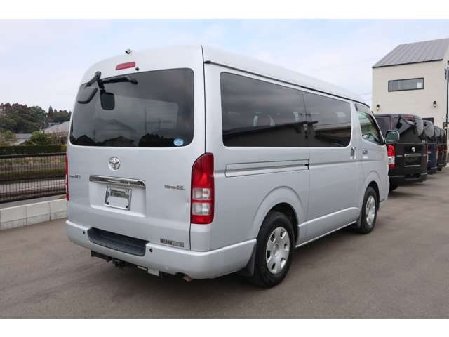 2009 Toyota Regius Ace – thumbnail 2