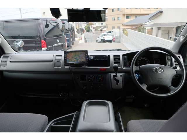 2009 Toyota Regius Ace – thumbnail 3