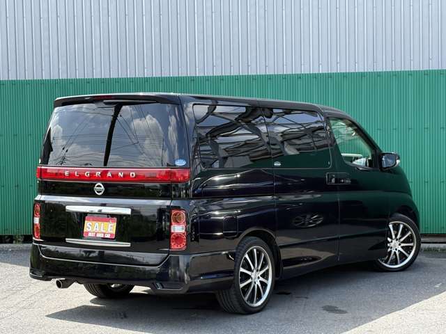 2010 Nissan Elgrand – thumbnail 2