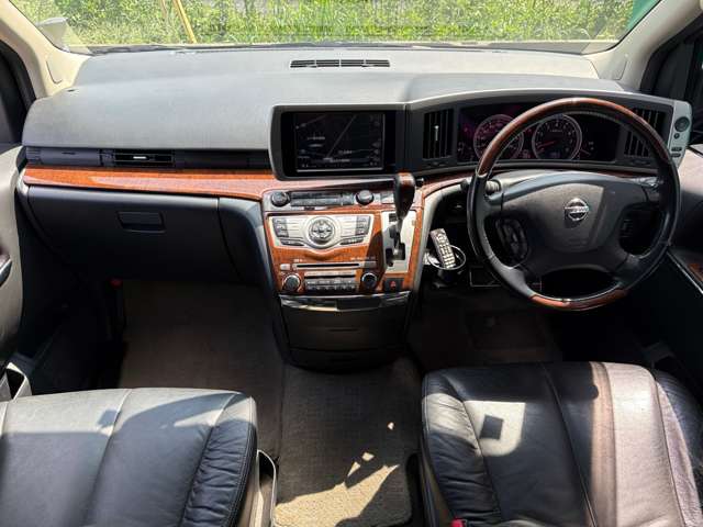 2010 Nissan Elgrand – thumbnail 4