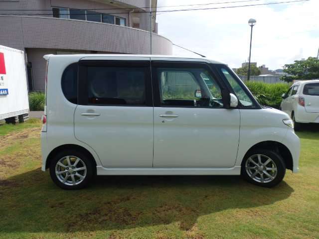 2010 Daihatsu Tanto – thumbnail 4