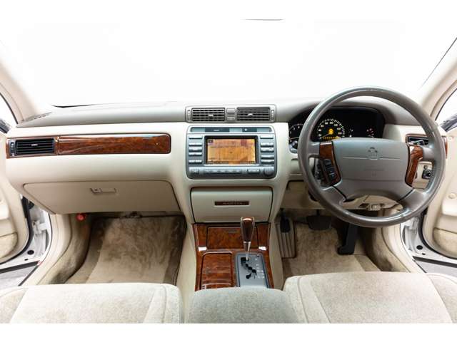 2000 Toyota Crown Majesta – thumbnail 2
