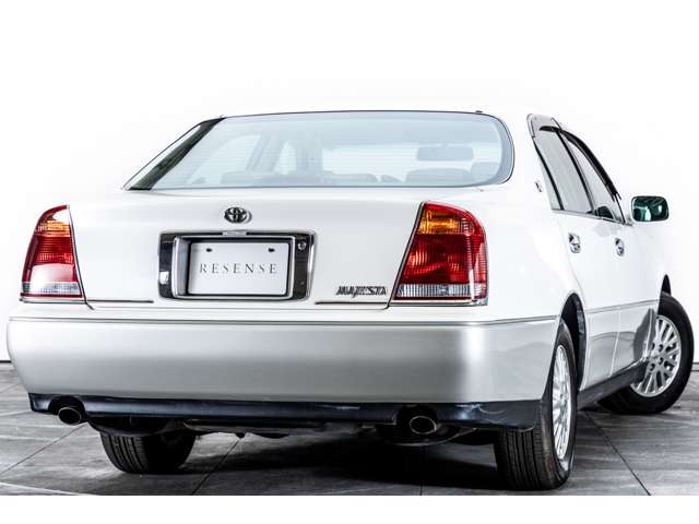 2000 Toyota Crown Majesta – thumbnail 3