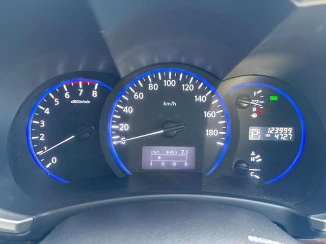 2010 Nissan Elgrand – thumbnail 4